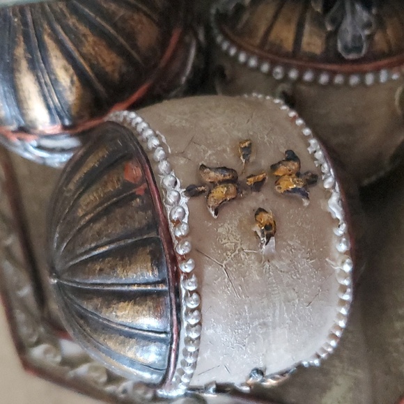 Pedestal Bowl with (4) Decorative Balls - Picture 7 of 8